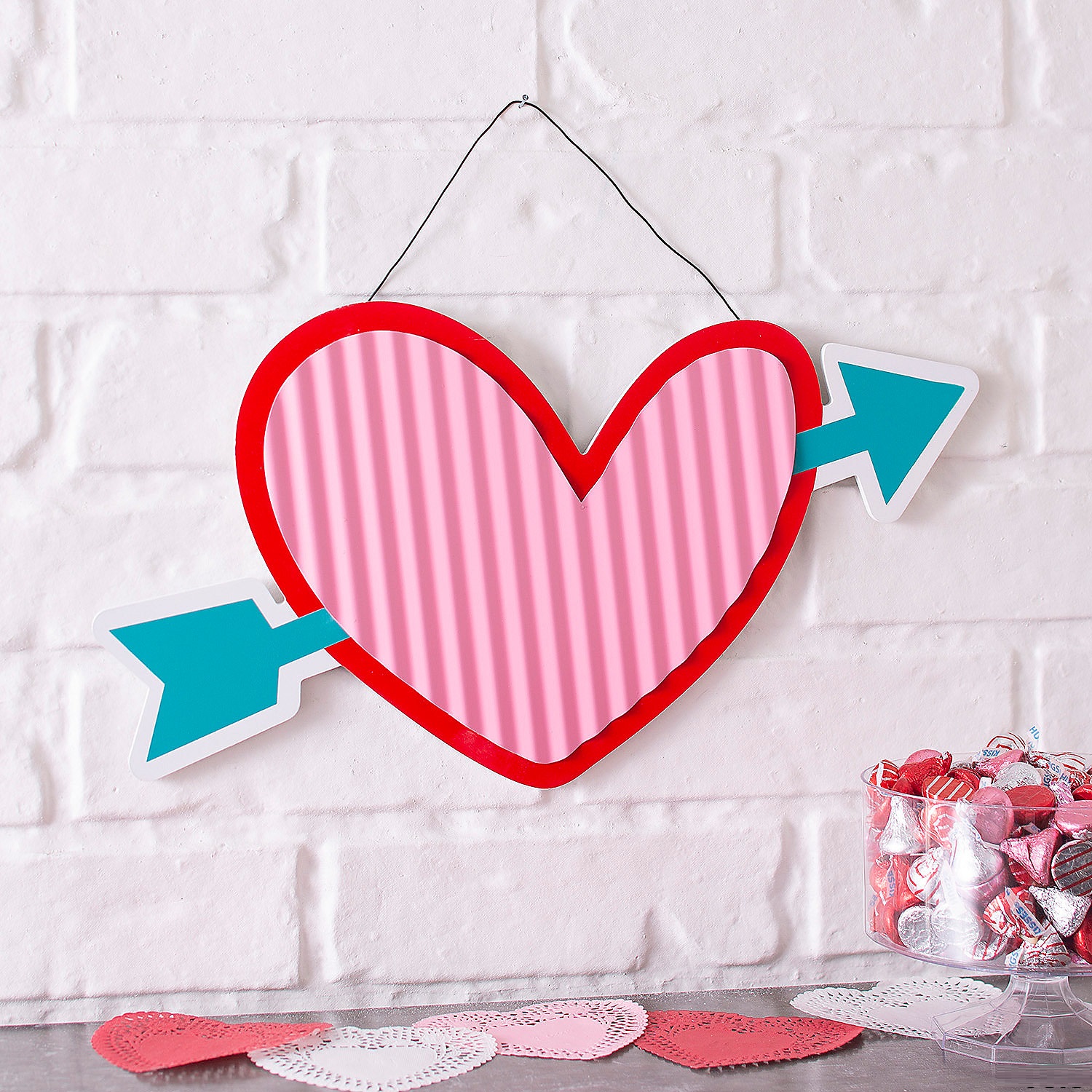 valentine-heart-with-arrow-door-sign_14095558-a01